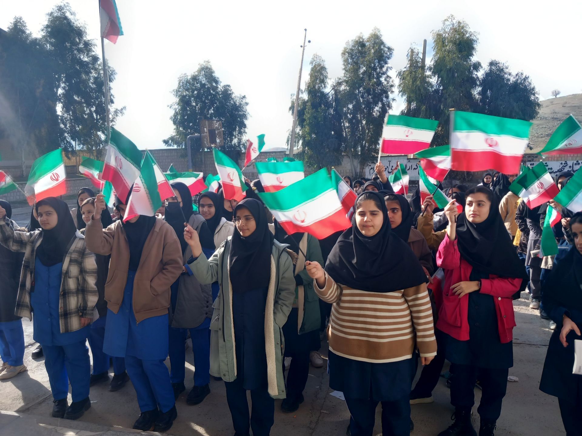 دانش‌آموزان هلیلانی به استقبال دهه مبارک فجر رفتند