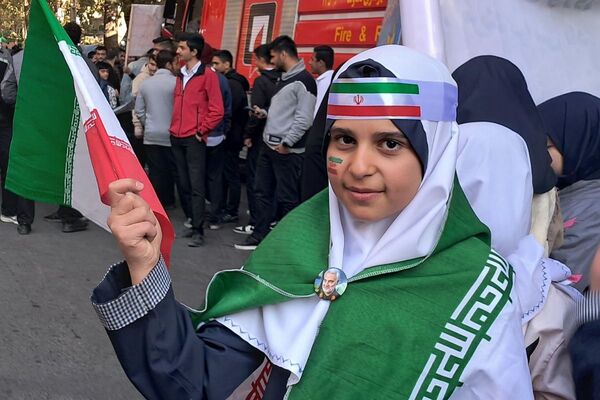 حضور پرشور دانش‌آموزان مدارس شهرستان دماوند، در راهپیمایی یوم‌الله ۱۳ آبان