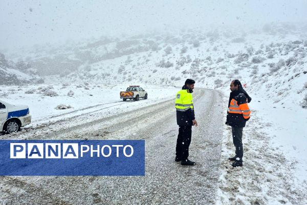 بارش باران و برف زمستانی در روستای کینک