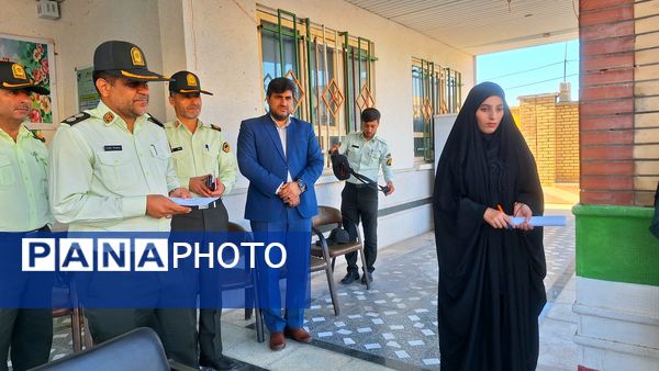 مراسم تجلیل از پرسنل زحمتکش  نیروی‌انتظامی در دبیرستان حضرت‌زینب(س) شهرستان لنده 
