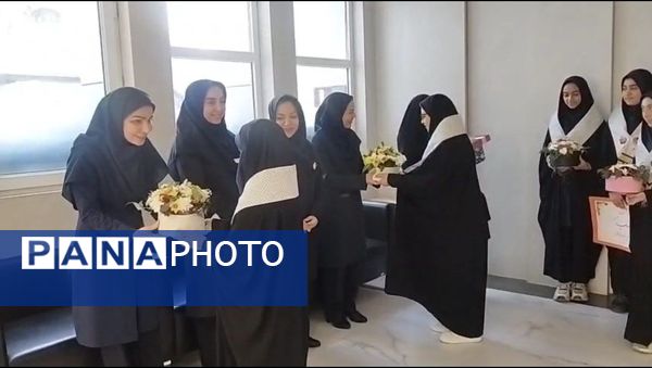 قدردانی  دختران پیشتاز دبیرستان شاهد تکتم از فرشتگان سفیدپوش بیمارستان ۱۷شهریور مشهد