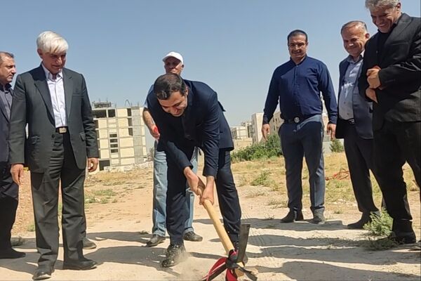 آیین کلنگ زنی مدرسه دوازده کلاسه در شهرک سبحان