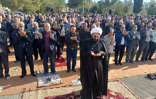 نماز عید فطر در گلزار شهدا شهرستان کوهپایه