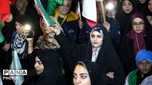 برای کشورمان ایران در خیابان می‌مانیم