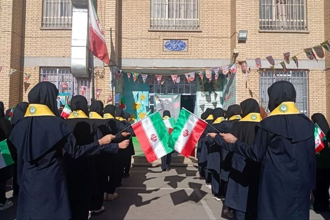 نمایشگاه بسته «ایرانمون» در دبیرستان نرجس یک