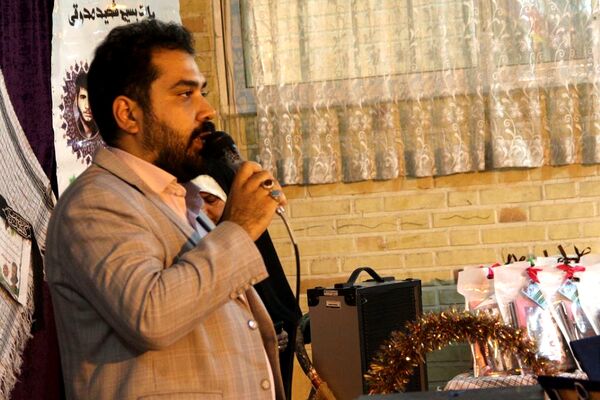 اهدا لوازم تحریر به دانش‌آموزان کم برخوردار در دبستان شهید خبره فرشچی ناحیه یک شهرری