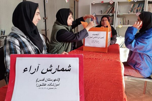 جوانه های دموکراسی در قدس؛شور وهیجان دانش آموزان قدس در انتخابات شورای دانش آموزی