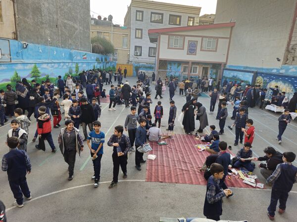  بازارچه دانش آموزی به مناسبت سالگرد پیروزی انقلاب اسلامی در دبستان پسرانه پاسدارن ناحیه ۳