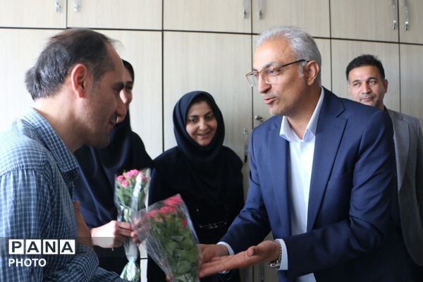 شاخه ای گل؛ هزاران قدردانی