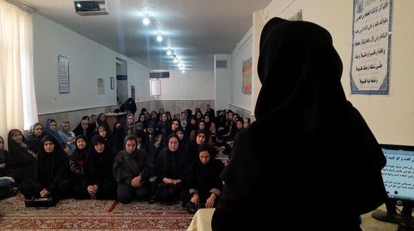 اولین جلسه  مشاوره با حضور اولیا پایه هفتم در دبیرستان دخترانه حداد مشهد