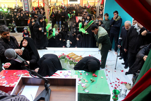 جلوه‌هایی از حضور نوجوانان در مراسم تشییع و خاکسپاری شهدای گمنام