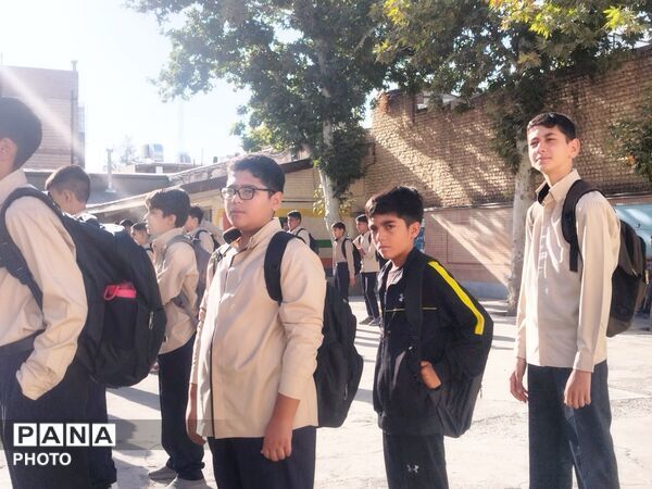 زنگ ایثار و شهادت همزمان با شروع شدن سال تحصیلی در دبیرستان پسرانه ابوریحان بیرونی