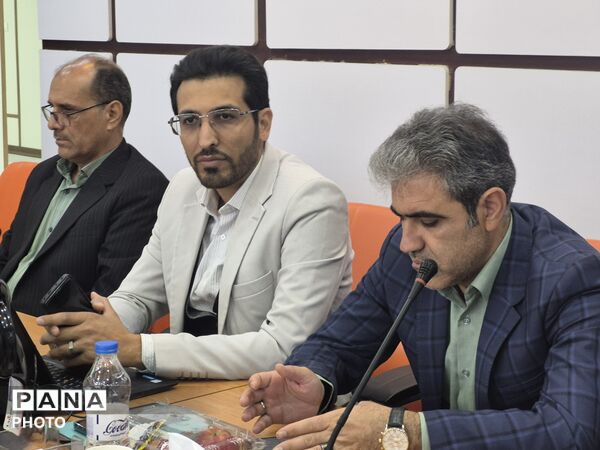 معلمان نمونه در قاب افتخار آموزش و پرورش منطقه ۵