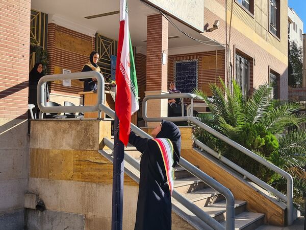 آئین نواختن زنگ مهر در دبیرستان دخترانه فرهنگ ۱۳ 
