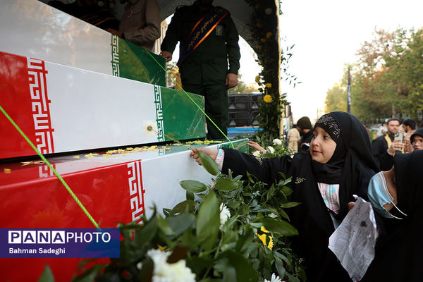 تشییع پیکرهای ۱۰۰ شهید گمنام از مقابل دانشگاه تهران