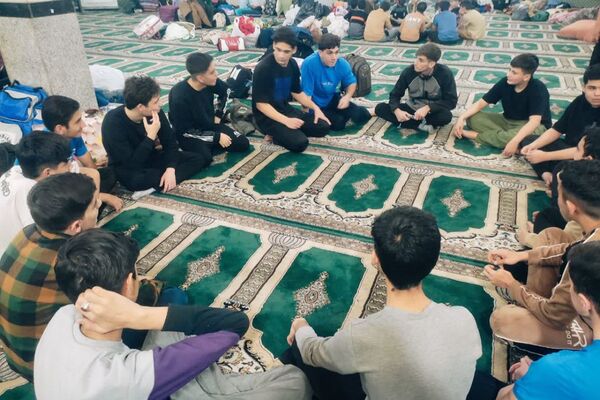 اعتکاف دانش آموزی در مسجد حضرت ابوالفضل قیامدشت