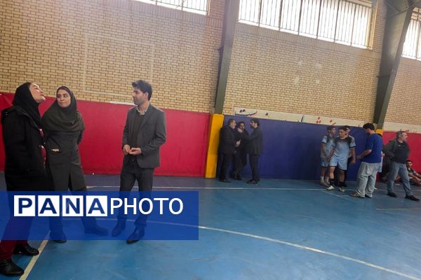 رقابت دانش‌آموزان رباط‌کریم در مسابقات بین مدرسه‌ای فوتسال