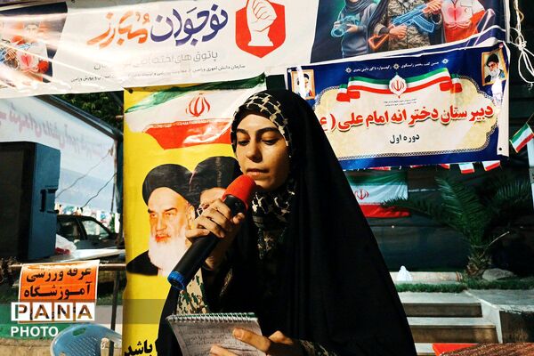 حضور پرشور دانش‌آموزان دبیرستان امام علی(ع) متوسطه اول در غرفه شهدای دانش‌آموز ورامین