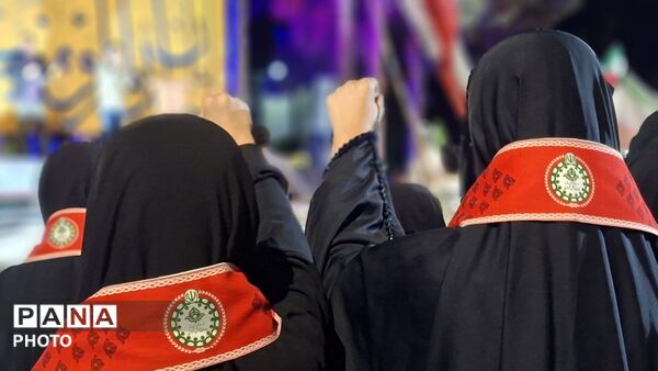 حضور دانش‌آموزان پیشتاز دبستان حضرت خدیجه(س) در اجتماعات شبانه‌رشتخوار