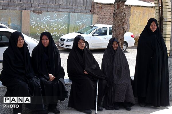 غبارروبی قبور مطهر شهدای دهزیار