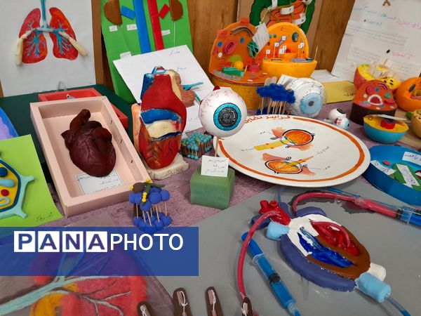 نمایشگاه دست‌سازه در دبیرستان مصلی نزاد حضرت زهرا(س) ناحیه سه