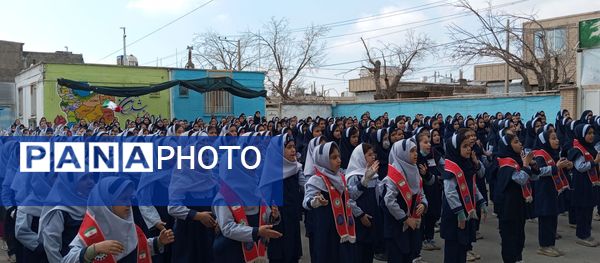  اجرای سرود همگانی (ایرانمون) توسط دانش آموزان مدرسه ناهید نخودی 