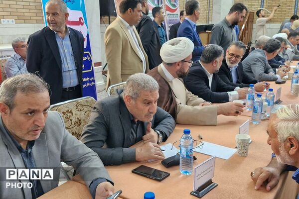 میز خدمت ادارات منطقه کهریزک در مصلی نمازجمعه باقرشهر