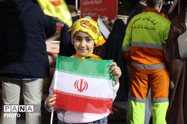 پرچمی که زمین نگذاشتند