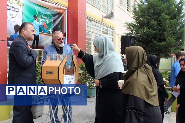 جشن عاطفه‌ها جشن همدلی دانش آموزان با دیگر کودکان نیازمند