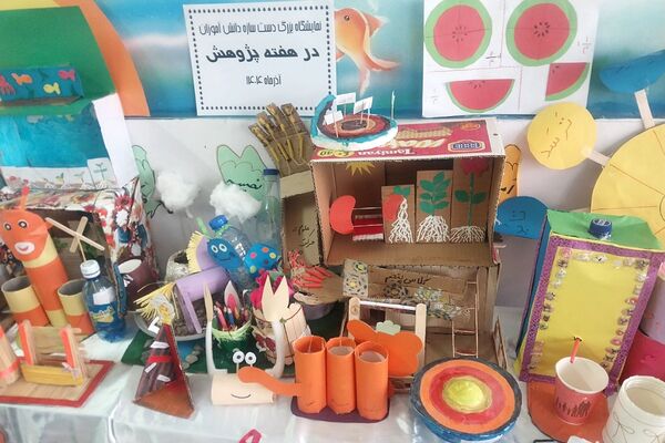  نمایشگاه هفته پژوهش و نواختن زنگ پژوهش در دبستان دخترانه مهران