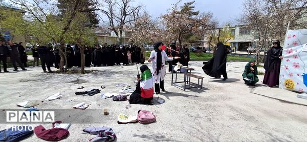 نمایش دانش‌آموزان دختر در سوگ شهدای میناب