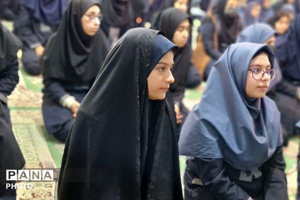  پیچیدن عطر نماز جماعت در مدرسه شهدای هسته‌ای قرچک