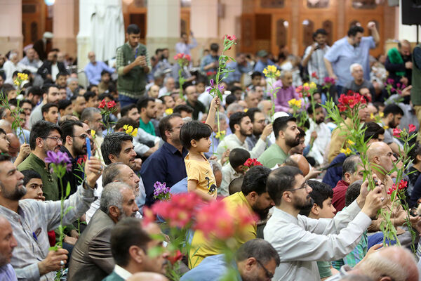 گل آرایی ضریح مطهر حضرت معصومه(س) به مناسبت روز دختر