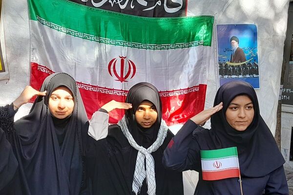 حضور پرشور دختران و پسران شهریار در روز استکبار ستیزی
