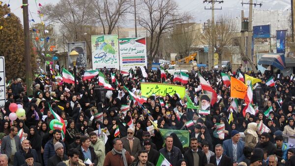 از نوجوان تا کهنسال؛ همه اقشار نورآباد در صف‌های متحد راهپیمایی ۲۲ بهمن