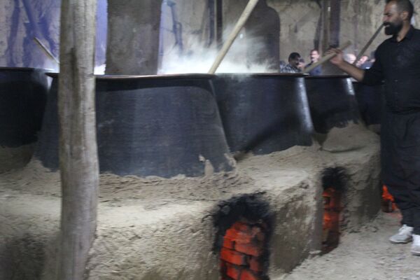 آماده‌سازی هلیم عاشورا در روستای اسحاق آباد نیشابور 