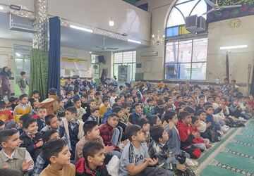 لبخندهای کودکانه در مسجد حسین‌بن‌علی(ع) در جشن میلاد امام علی(ع) و امام جواد(ع) 