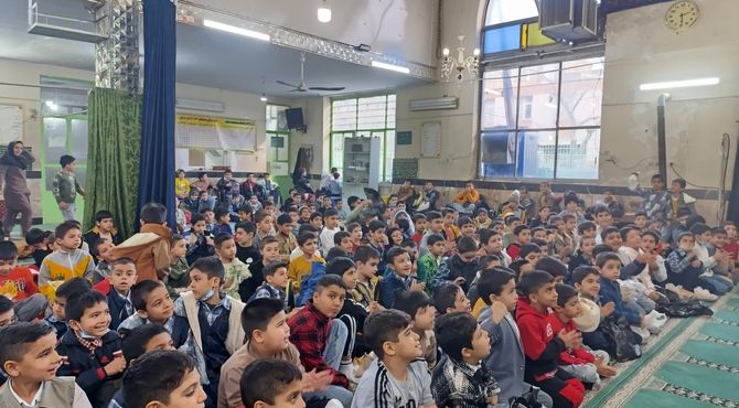 لبخندهای کودکانه در مسجد حسین‌بن‌علی(ع) در جشن میلاد امام علی(ع) و امام جواد(ع) 