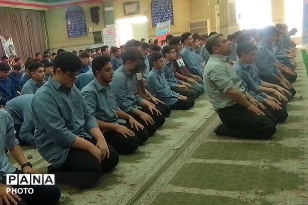 اقامه اولین نماز ماه مهر در دبیرستان حکمت نبوی ناحیه دو شهرری 