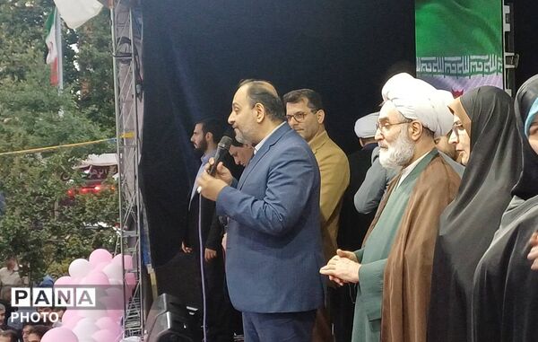 حضور معاون پرورشی وزارت آموزش و پرورش در جمع فرشتگان نمازگزار