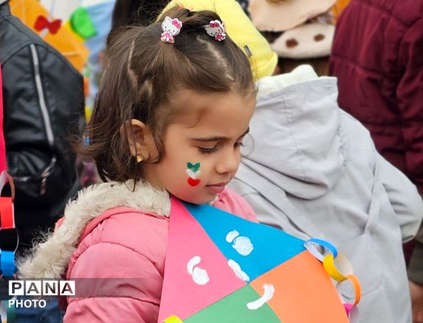 آسمانِ پارک فرهنگیان بناب زیر باران بادبادک‌های رنگی