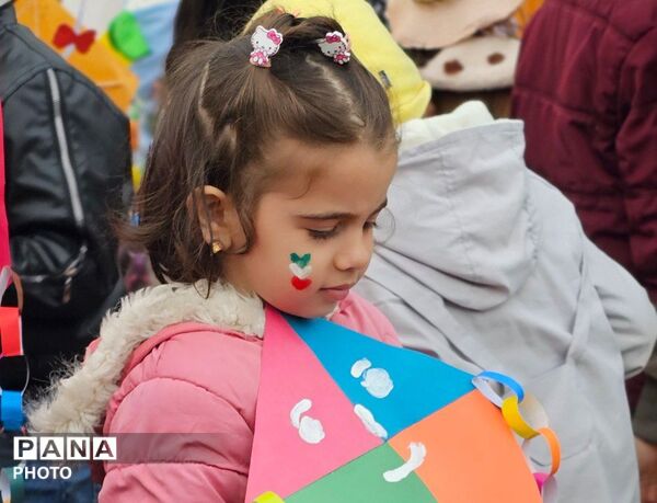 آسمانِ پارک فرهنگیان بناب زیر باران بادبادک‌های رنگی