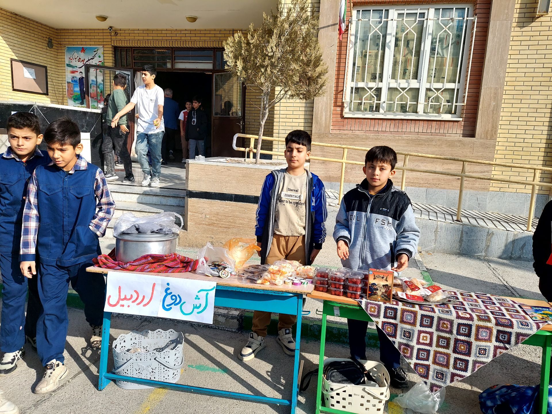 برگزاری بازارچه دانش‌آموزی در مدرسه شهدای فرهنگی شهرستان شیروان