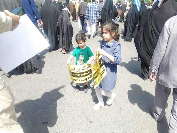 راهپیمایی نمازگزاران جمعه قم در حمایت از عملیات وعده صادق و طرح نور