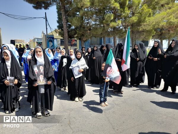  طنین فریاد استکبارستیزی دانش‌آموزان زاوه با اجرای سرود «باید برخاست»