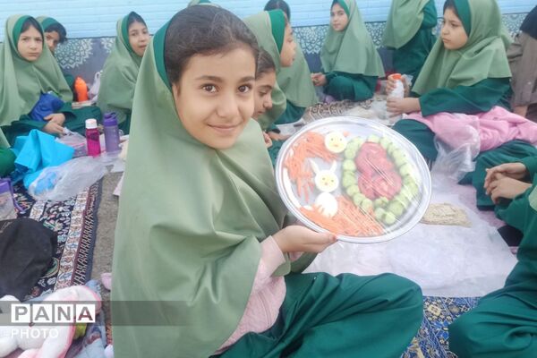 جشن تخم‌مرغ در حیاط مدرسه