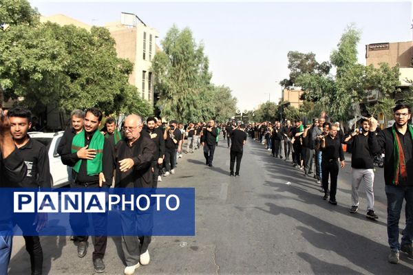حضور پرشور کودکان قمی در دسته‌های عزاداری روز تاسوعا 