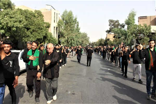 حضور پرشور کودکان قمی در دسته‌های عزاداری روز تاسوعا 