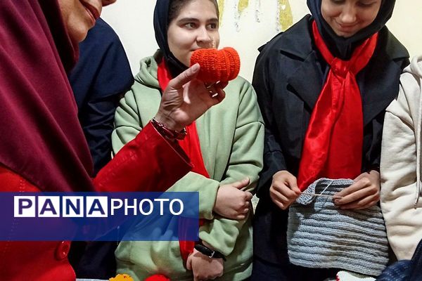 از سنت تا خلاقیت، برگزاری نمایشگاه صنایع دستی یلدا در دبیرستان توحید یک