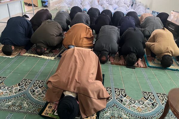 لحظه‌های ناب بندگی در نماز جماعت دانش‌آموزان آباده